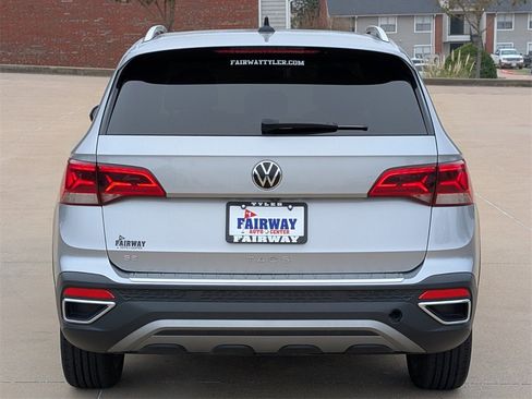 Used 2023 Volkswagen Taos SE w/ Panoramic Sunroof Package image 5