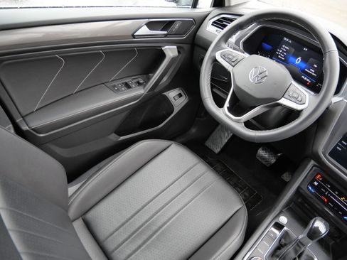 Certified 2022 Volkswagen Tiguan SE image 9