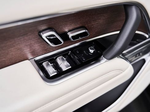 Used 2024 Land Rover Range Rover Long Wheelbase SE image 41