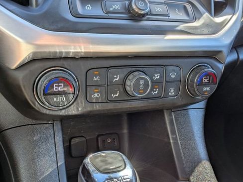 Used 2018 GMC Acadia SLE image 13