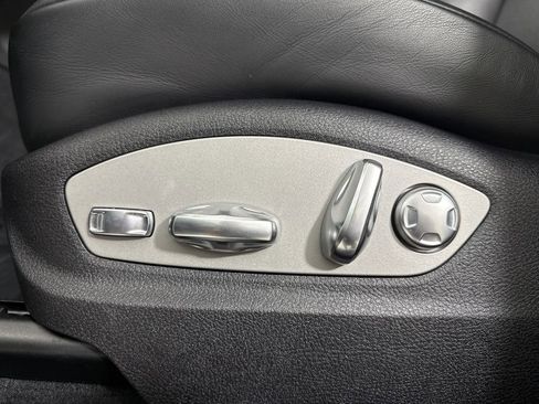 Certified 2025 Porsche Macan image 40