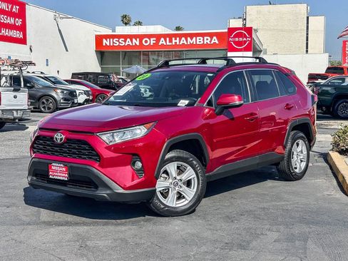 Used 2020 Toyota RAV4 XLE w/ Convenience Package image 2