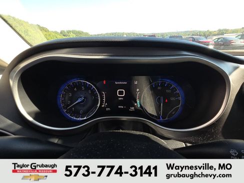 Used 2023 Chrysler Pacifica Touring-L FWD image 9