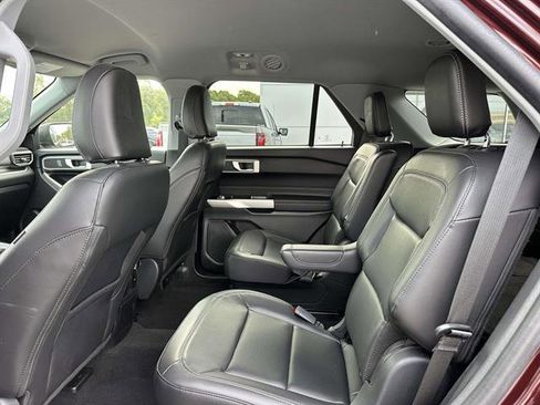 Used 2022 Ford Explorer XLT w/ Equipment Group 202A image 10