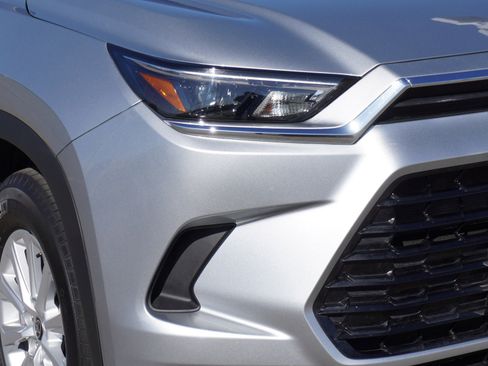 Used 2025 Toyota Grand Highlander AWD image 3