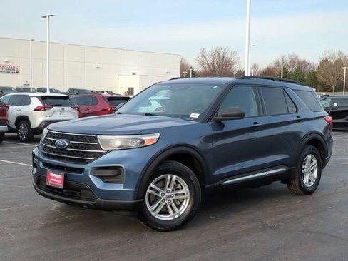 Used 2020 Ford Explorer XLT image 2