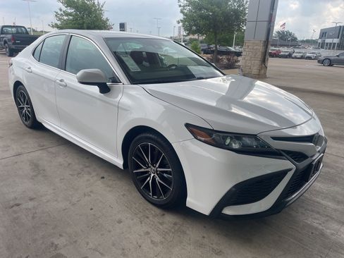 Used 2024 Toyota Camry SE FWD image 4