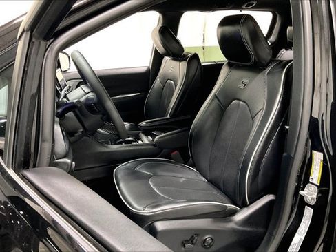 Used 2025 Chrysler Pacifica Limited FWD image 25