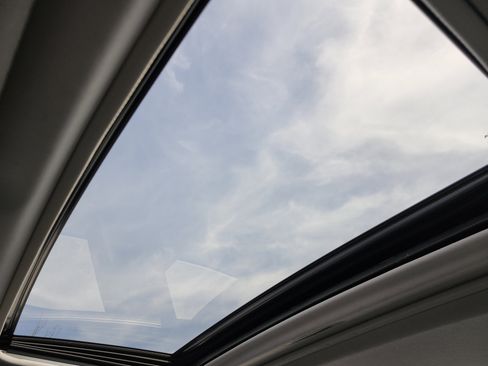 Used 2019 Toyota Camry SE image 2