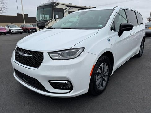 Used 2024 Chrysler Pacifica Select image 8