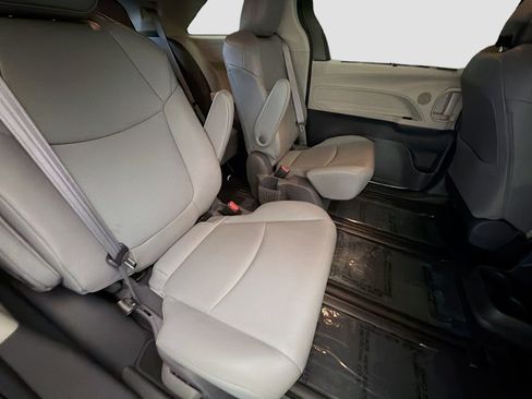 Used 2021 Toyota Sienna XLE FWD image 14