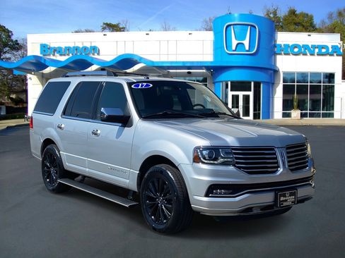 Used 2017 Lincoln Navigator Select image 1