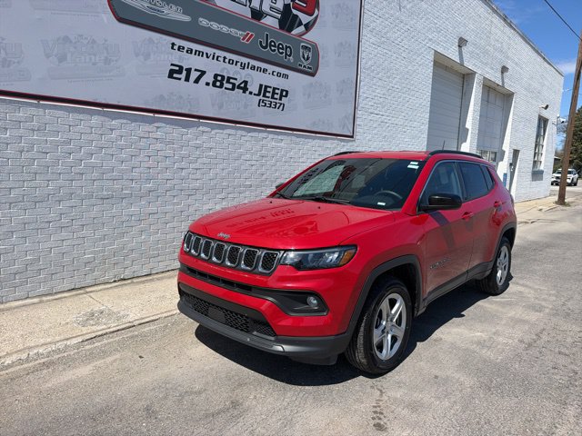 Used 2024 Jeep Compass Latitude AWD/4WD image 1