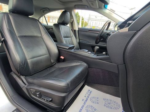 Used 2014 Lexus ES 350 w/ Luxury Package FWD image 21