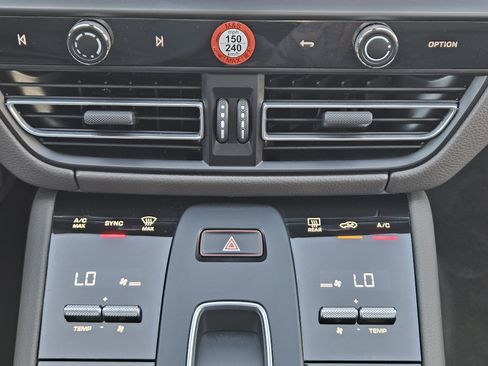 Certified 2025 Porsche Macan image 19