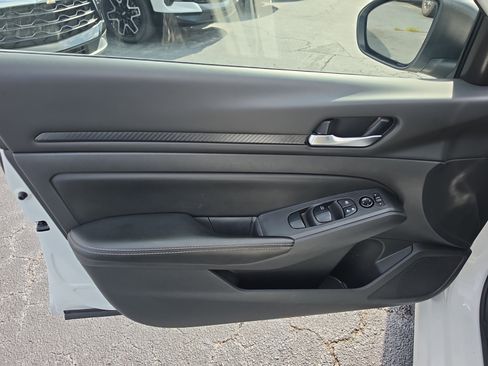 Used 2024 Nissan Altima 2.5 SV FWD image 17