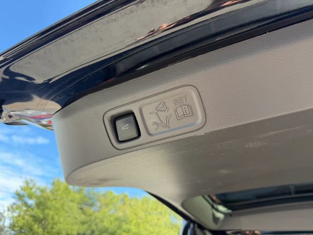 Used 2018 Ford Expedition Max XLT w/ Equipment Group 202A AWD/4WD image 17