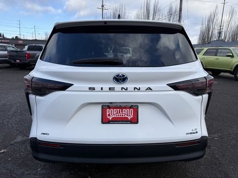 Used 2024 Toyota Sienna LE image 6