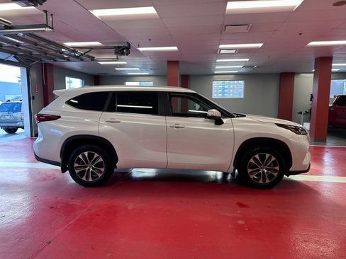 Used 2023 Toyota Highlander XLE image 3