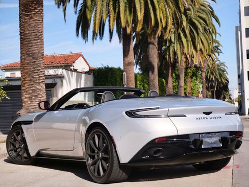 Used 2022 Aston Martin DB11 Volante image 2