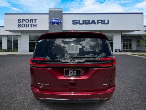 Used 2022 Chrysler Pacifica Touring-L w/ Uconnect Theater Family Group AWD/4WD image 4