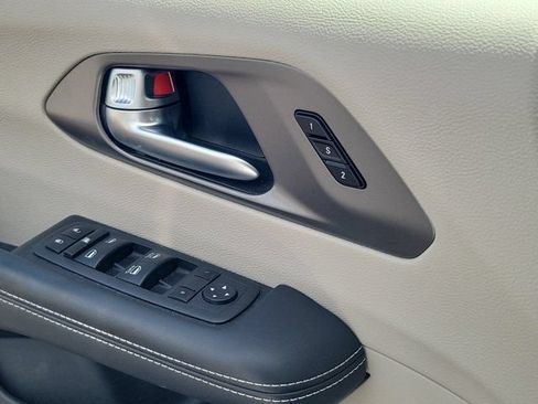 Used 2023 Chrysler Pacifica Touring-L FWD image 19