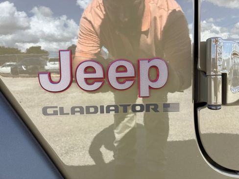 Used 2025 Jeep Gladiator Rubicon AWD/4WD image 10