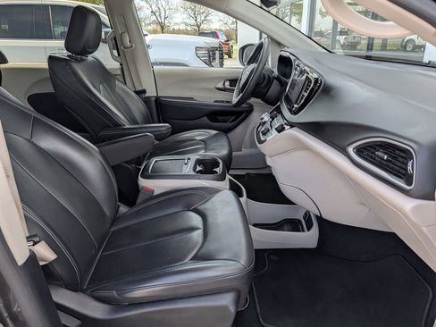 Used 2023 Chrysler Pacifica Touring-L image 33