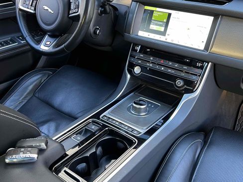 Used 2017 Jaguar XF S image 34
