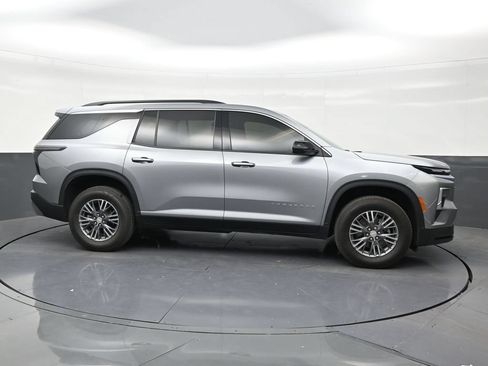 Used 2026 Chevrolet Traverse LT FWD image 6