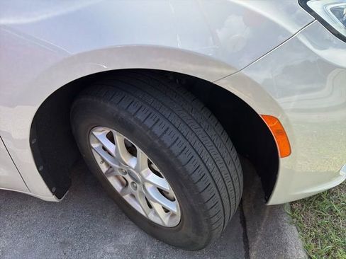 Used 2021 Chrysler Pacifica Touring-L FWD image 7
