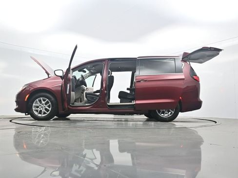 Used 2023 Chrysler Voyager LX image 44