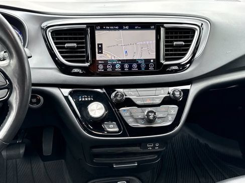 Used 2019 Chrysler Pacifica Touring-L w/ S Appearance Package FWD image 10