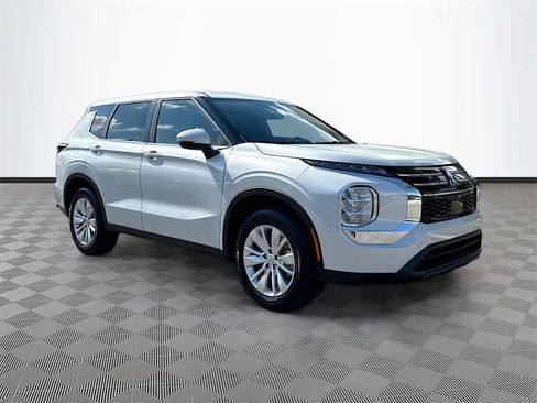 New 2025 Mitsubishi Outlander ES image 3
