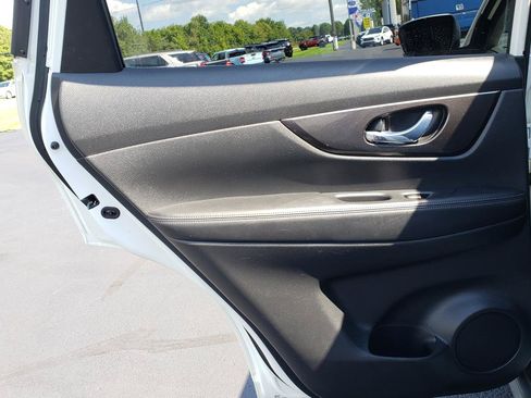 Used 2019 Nissan Rogue SV w/ Premium Package AWD/4WD image 14