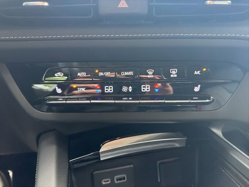 Used 2023 Buick Envision Essence w/ Sport Touring Package AWD/4WD image 11