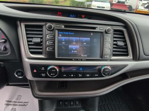 Used 2019 Toyota Highlander XLE AWD/4WD image 22