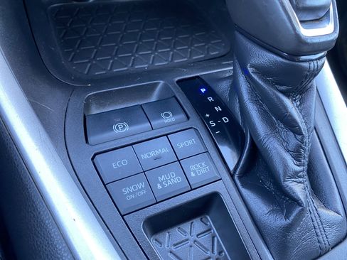 Used 2020 Toyota RAV4 XLE Premium AWD/4WD image 33