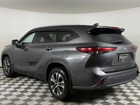 Used 2022 Toyota Highlander XLE AWD/4WD image 6