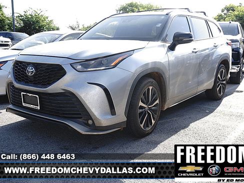 Used 2022 Toyota Highlander XSE FWD image 4