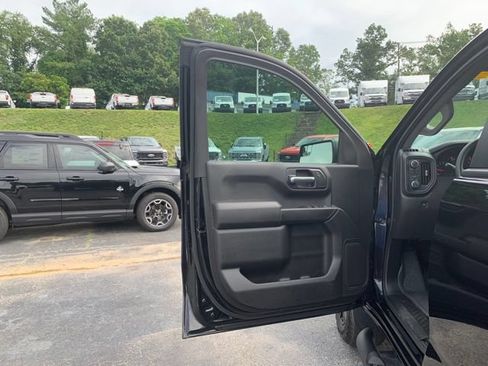 Used 2025 Chevrolet Silverado 1500 Custom Trail Boss AWD/4WD image 21