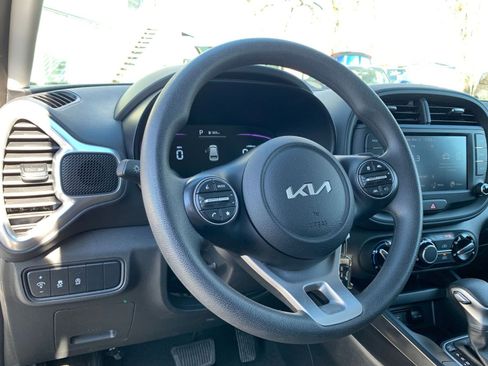 Used 2025 Kia Soul LX w/ LX Technology Package image 32