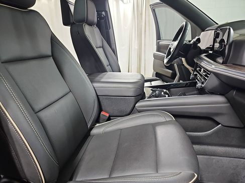 Used 2025 Chevrolet Suburban Premier AWD/4WD image 13