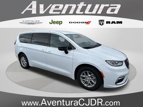 New 2026 Chrysler Pacifica Select image 1