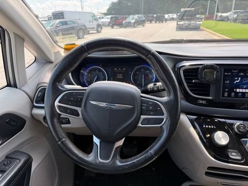 Used 2020 Chrysler Pacifica Touring-L FWD image 11