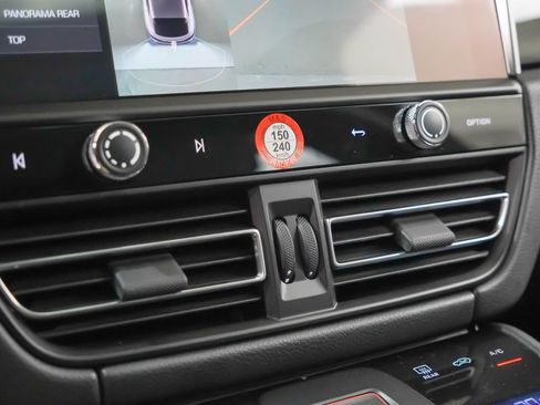 Certified 2026 Porsche Macan AWD/4WD image 32