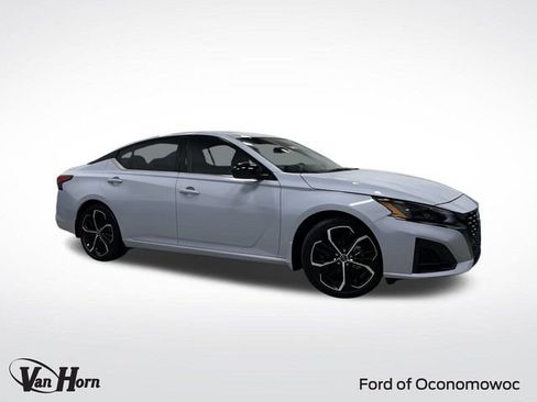 Used 2024 Nissan Altima 2.5 SR w/ SR Premium Package image 1