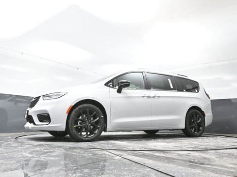 New 2026 Chrysler Pacifica Limited image 55