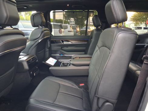 Used 2022 Jeep Grand Wagoneer Series I AWD/4WD image 6