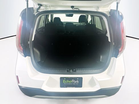 Used 2025 Kia Soul LX w/ LX Technology Package FWD image 29